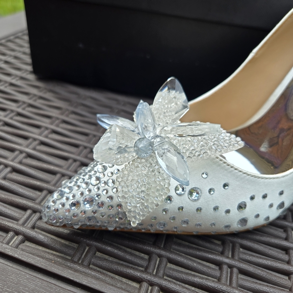 Badgley Mischka Halo White Flower Crystal Embellished Pointed Toe Heels NEW - Picture 9 of 14